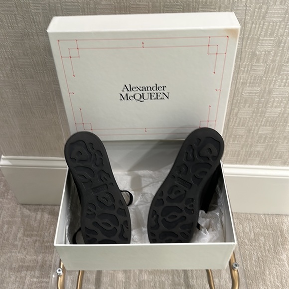 Signature platform Oversized sneakers in a lustrous satin fabric. - Picture 5 of 5